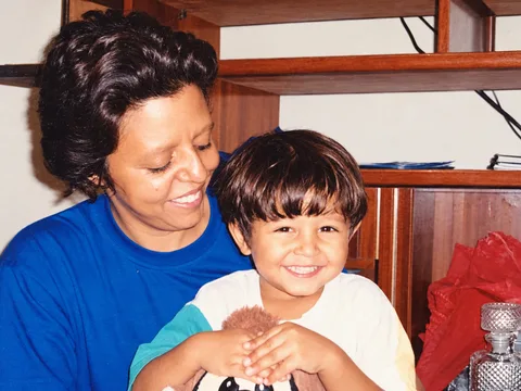 João Vitor Mendes, ainda criança, com Juçara Vieira Mendes em uma lembrança de família